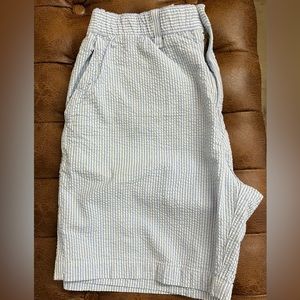 Chubbies size Medium Blue and White Seersucker shorts 7 inches EUC